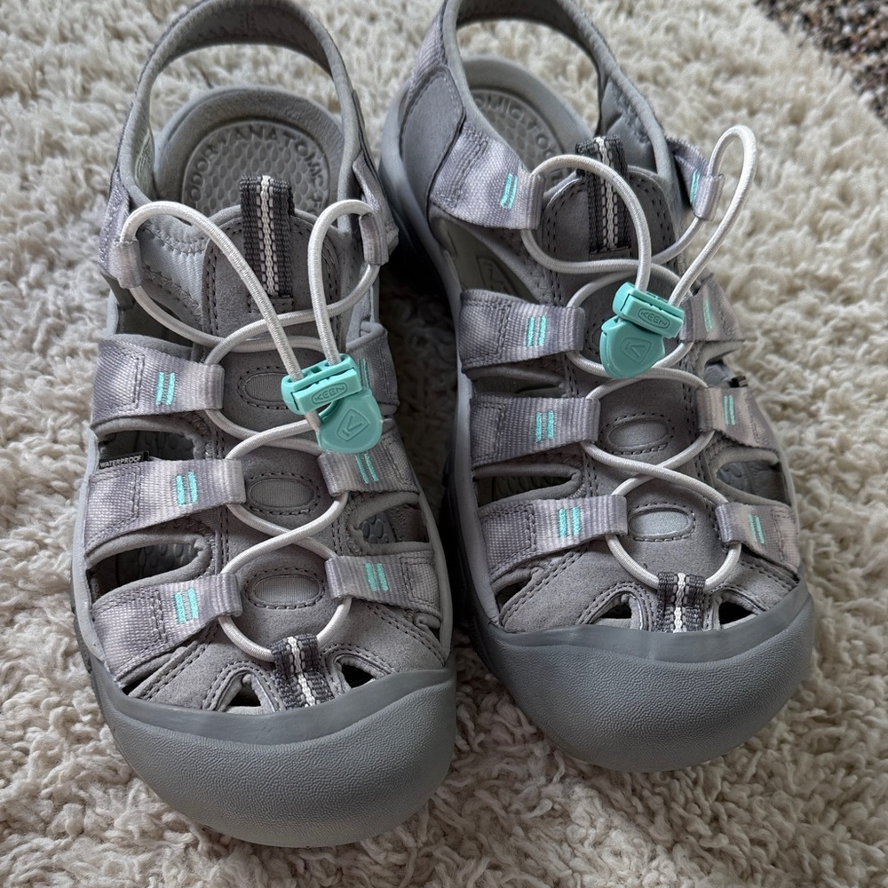 Keen Newport H2 Gray Outdoor Closed-Toe Sandals with Mint Details